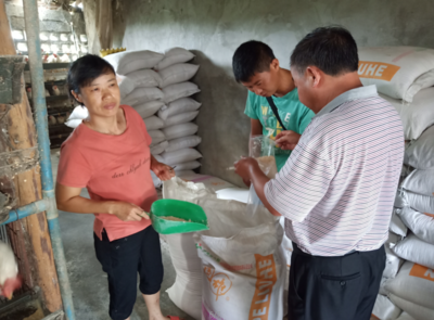 贵定县开展养殖环节重大风险排查及饲料抽检工作，保障畜牧渔业饲料销售安全